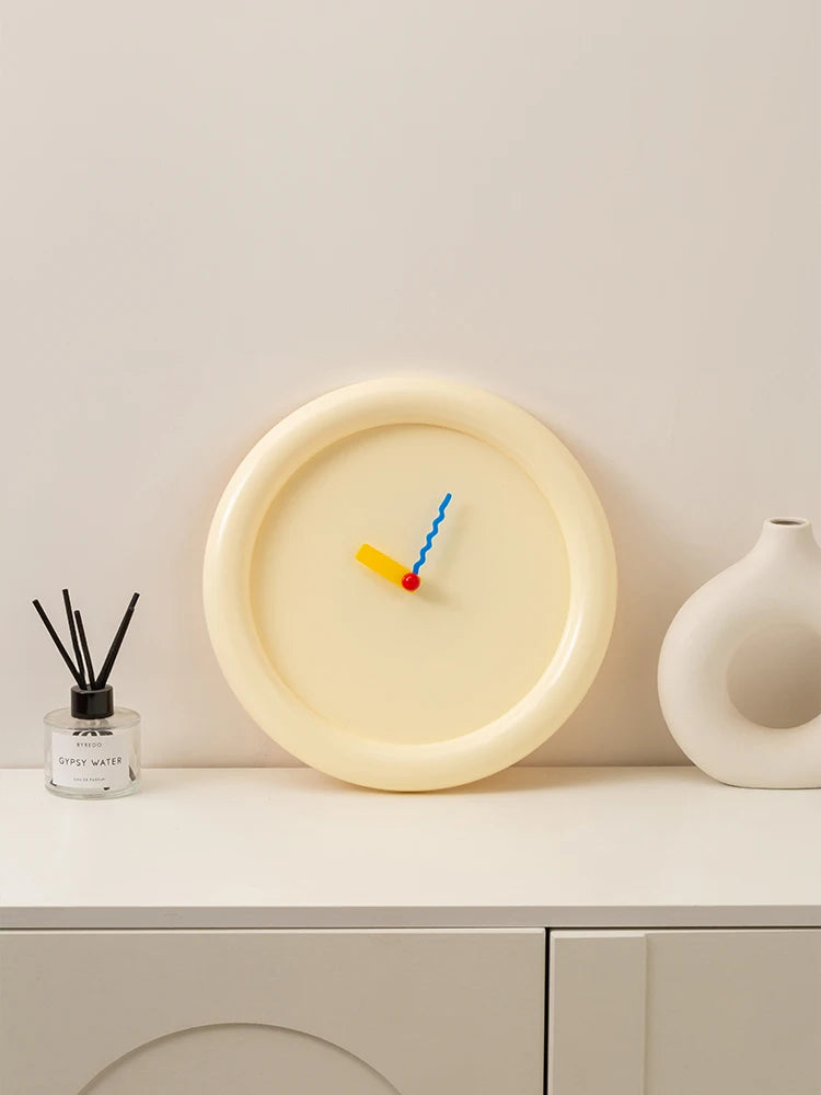 Simple circular wall clock