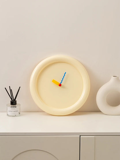 Simple circular wall clock