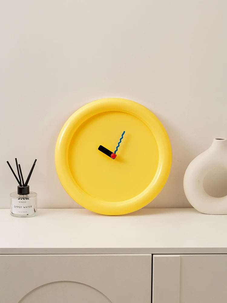 Simple circular wall clock