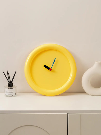 Simple circular wall clock